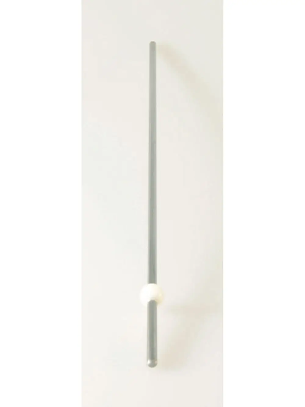 Plungerstange in Chrom, senkrecht ausgerichtet, mit einer weißen Halterung, vor hellem Hintergrund. Ideal Standard Produkt für sanitäre Anwendungen.